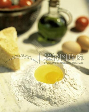 使用：DIY鲜鸡蛋护发素