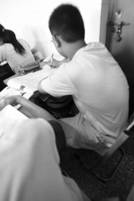 学校课桌椅统一高度不利学生生长发育