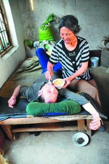 61岁老人独自照料两个瘫痪儿子和婆婆