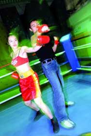 拳击 柔克刚粉拳出击