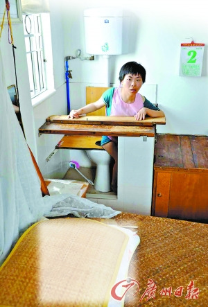 32岁脑瘫女子在木格子中生活16年