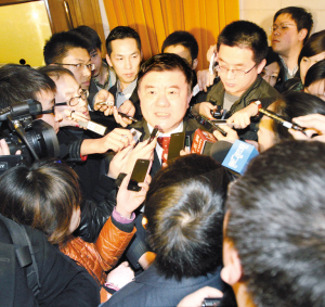 记者围堵追访卫生部长——“这一年的医改进程您满意吗”