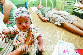 两车剧烈相撞父亲舍命保护幼女