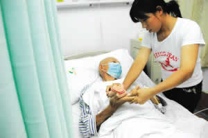 7岁孙女捡垃圾挣钱救治外公