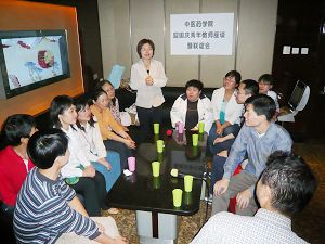 中医药学院工会举办“2008迎国庆青年职工座谈暨联谊会”