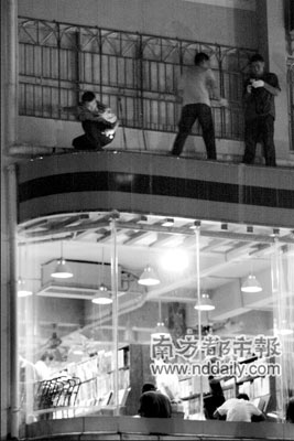 女子被高空落下玻璃窗砸穿颈动脉