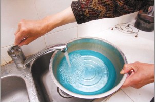 家中流出蓝色自来水 水务公司：或为马桶倒灌所致