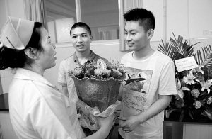 “夺刀少年”出院