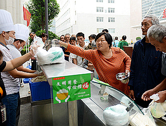 免费午餐暖人心