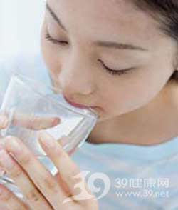 惊悚！开水器烧的水喝多了会患肝炎
