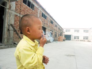 三岁半男童染上烟瘾 每天要抽一包烟