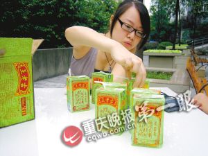 女子在沃尔玛买凉茶中奖 两盒赠品过期半年