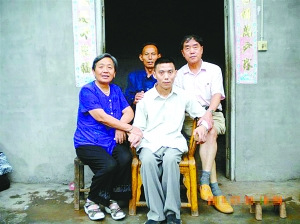 古稀夫妇无私帮助15年前偶遇重病男子