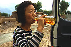 农妇患异食癖喝汽油吃农药成癖