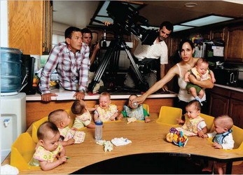 八胞胎单身妈妈靠接受采访抚养孩子