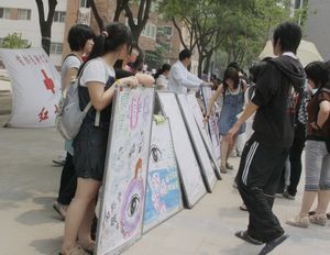 校红十字开展“爱眼护眼”主题宣传活动