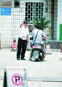 河南一医院禁止自行车入内 市民质疑其嫌贫爱富