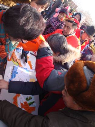 北京市顺义区疾控中心通过庙会活动宣传艾滋病防治知识