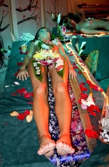 探秘日本女体盛：处女才能激发食欲