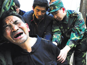 父亲为救儿子切断老伴遗体
