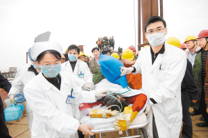 嘉兴工人被困海底78小时后获救