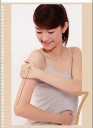 7、按摩手臂外侧关节