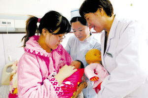 指导产妇母乳喂养