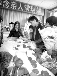 青年为患白血病去世女友穿上婚纱