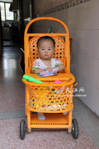 江西一女婴五个月会说话 家人称早教是妙招