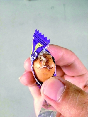 怡口莲糖果出现虫状异物 超市下架该批次货品