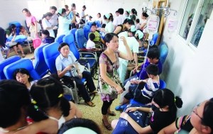 游泳池氯气泄漏致23人不适入院