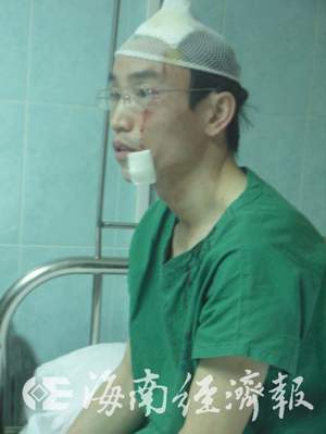 家属非探视时间强闯病房 打破医生头