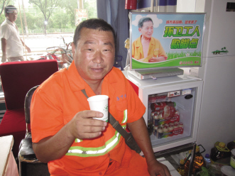 漱玉平民：请环卫工人进店歇脚