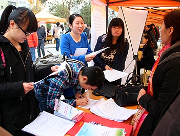 招聘会走进医学院校
