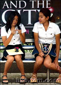 泰国女生校服过度暴露 分叉高大腿一览无余