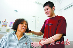 留学生回国割肝救母续：称瞒着母亲办材料签字