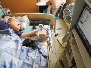 台湾男子瘫痪在床33年借助额头辅助器材写作
