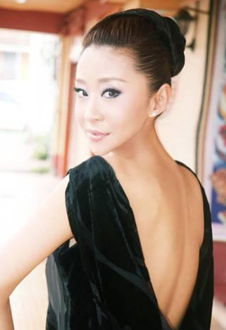巧用美容术 丑女变美女
