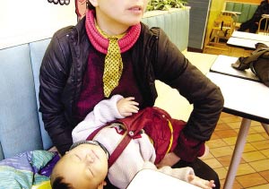 女大学生携子寄居快餐店 自称遭教授侵犯生子