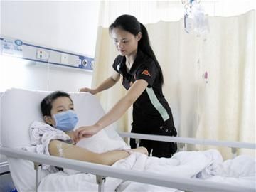 少女患重症贫血 养父苦寻其亲人捐造血干细胞