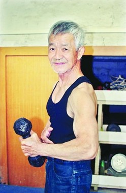 79岁“健身帅爷爷”走红 可卧推80千克杠铃
