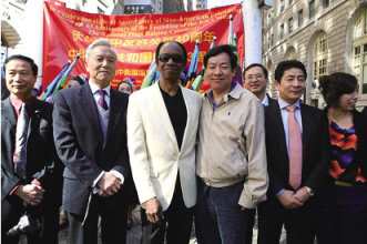 浙江维康董事长刘忠良应邀出席华尔街2012中美两国国旗升旗仪式