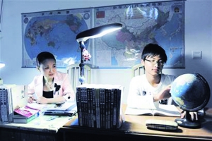 妇女19年替不孕夫妇生下8个孩子