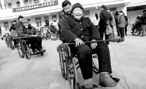 残疾人获赠轮椅车