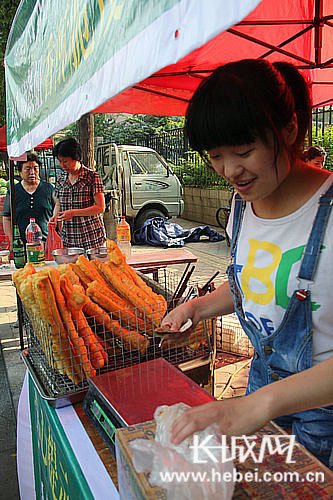 石家庄现“良心油条姐” 安全用油拒复炸