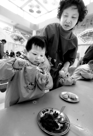 姑苏娃学做青团迎清明