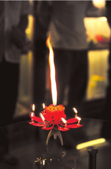 生日蜡烛点燃后爆炸烫伤男孩眼睛