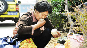 拾荒农妇在垃圾堆寻食物照顾患病女儿和丈夫