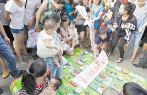 15名辣妈当众宽衣喂奶 公益之秀遭商场保安驱逐