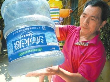“渝水源”桶装水要喝完了 市民竟然发现桶中有橡胶块